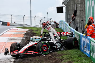 Kevin Magnussen (DEN ) Haas VF-23 terjatuh pada sesi latihan ketiga Kejuaraan Dunia Formula 1, Rd 14, Dutch Grand