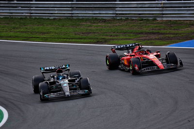 George Russell (GBR ) Mercedes AMG F1 W14 dan Charles Leclerc (MON) Ferrari SF-23 berebut posisi.Dunia Formula 1