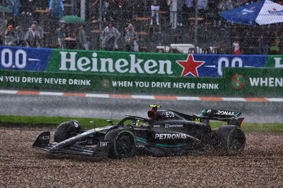 Lewis Hamilton (GBR ) Mercedes AMG F1 W14 menabrak kerikil di Tarzan.Kejuaraan Dunia Formula 1, Rd 14, Dutch Grand