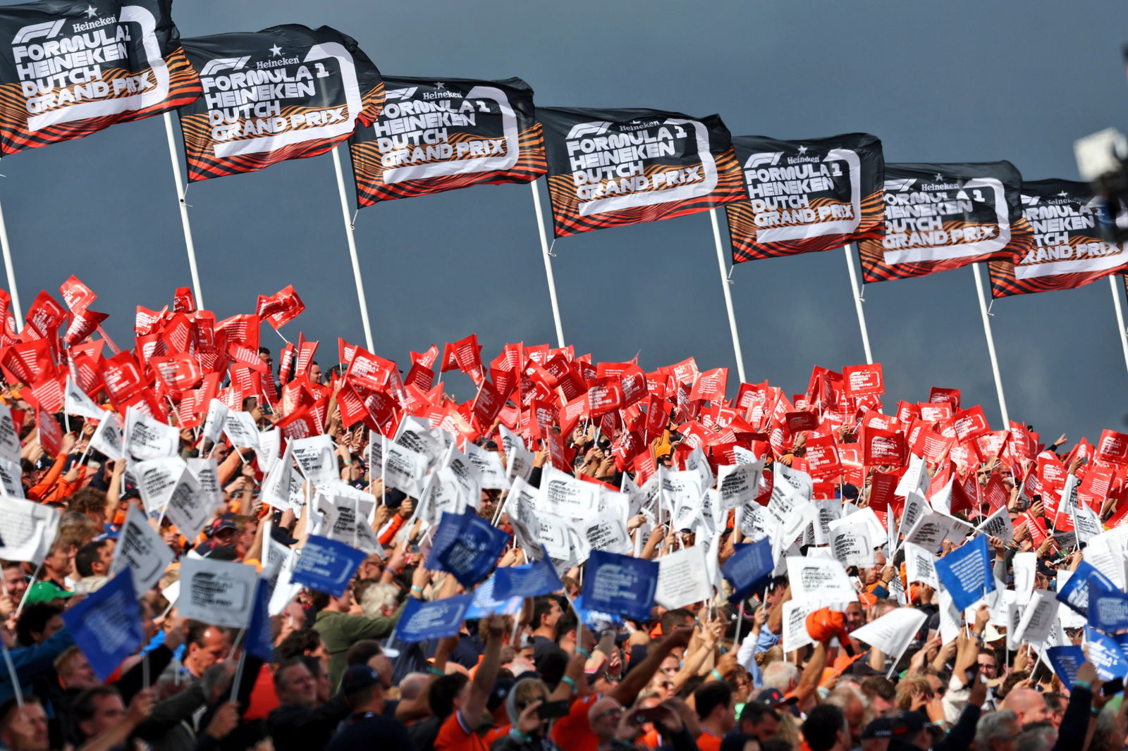 Circuit atmosphere - fans in the grandstand. Formula 1 World Championship, Rd 14, Dutch Grand Prix, Zandvoort,