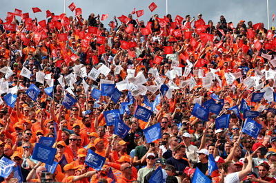 Suasana sirkuit - penggemar di tribun. Kejuaraan Dunia Formula 1, Rd 14, Grand Prix Belanda, Zandvoort,