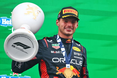 Pemenang lomba Max Verstappen (NLD) Red Bull Racing merayakan di podium.Kejuaraan Dunia Formula 1, Rd 14, Dutch