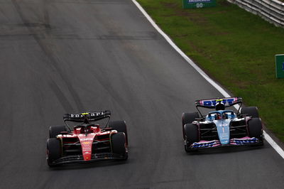 Pierre Gasly (FRA ) Tim F1 Alpine A523 dan Carlos Sainz Jr (ESP) Ferrari SF-23 berebut posisi.Dunia Formula 1