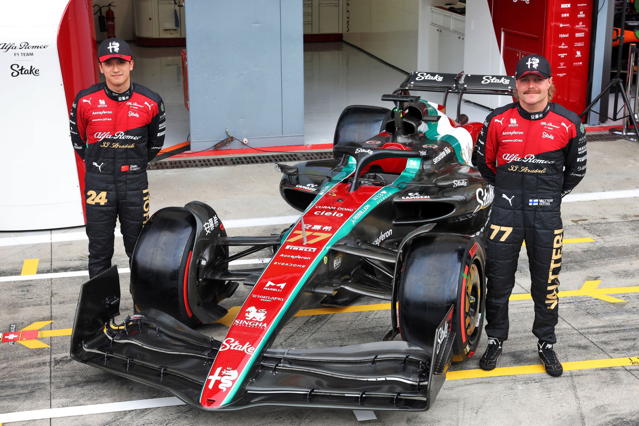 (L to R): Valtteri Bottas (FIN) Alfa Romeo F1 Team and Zhou Guanyu (CHN) Alfa Romeo F1 Team with Alfa Romeo F1 Team C43.