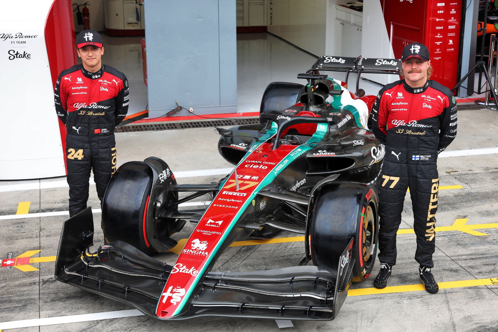 (L to R): Valtteri Bottas (FIN) Alfa Romeo F1 Team and Zhou Guanyu (CHN) Alfa Romeo F1 Team with Alfa Romeo F1 Team C43.