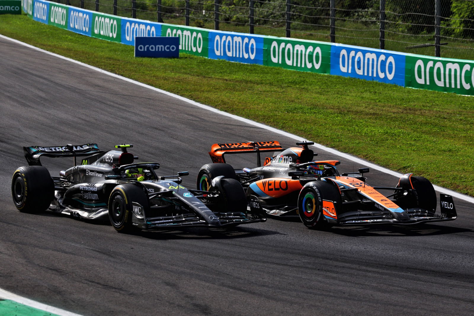 Lewis Hamilton (GBR) Mercedes AMG F1 W14 and Oscar Piastri (AUS) McLaren MCL60 battle for position. Formula 1 World