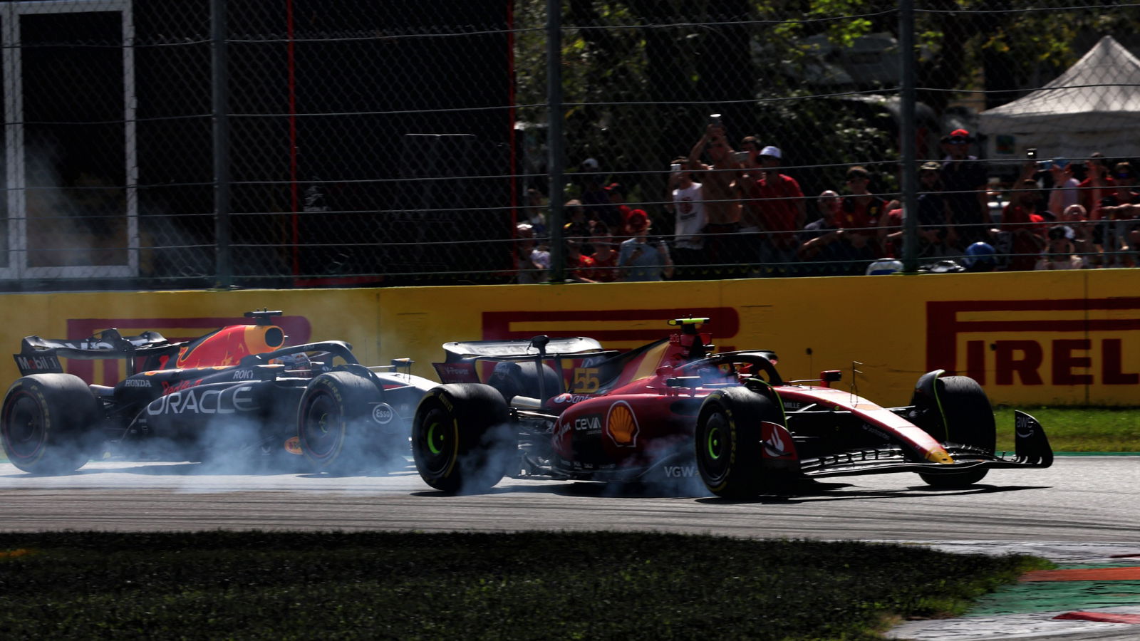 Carlos Sainz Jr (ESP) Ferrari SF-23 locks up under braking ahead of Max Verstappen (NLD) Red Bull Racing RB19. Formula 1