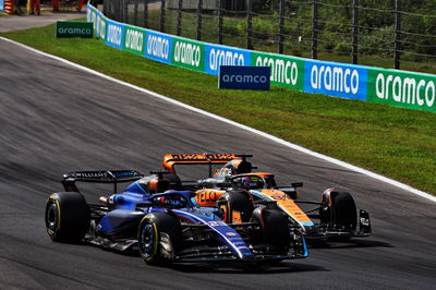 Alexander Albon (THA ) Williams Racing FW45 dan Oscar Piastri (AUS) McLaren MCL60 berebut posisi.Dunia Formula 1