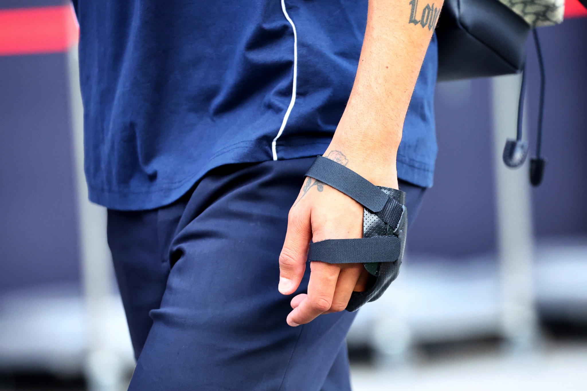 The injured hand of Daniel Ricciardo (AUS) AlphaTauri. Formula 1 World Championship, Rd 16, Singapore Grand Prix, Marina