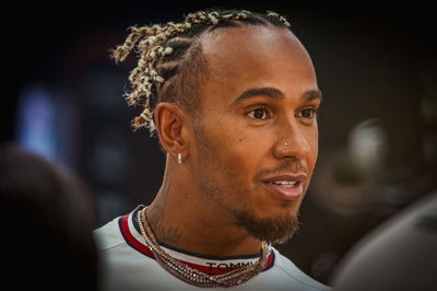 Lewis Hamilton (GBR ) Mercedes AMG F1 dengan media.Kejuaraan Dunia Formula 1, Rd 16, Grand Prix Singapura, Marina Bay