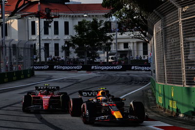 Sergio Perez (MEX ) Red Bull Racing RB19 dan Carlos Sainz Jr (ESP) Ferrari SF-23.Kejuaraan Dunia Formula 1, Rd 16,