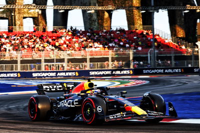 Max Verstappen (NLD ) Red Bull Racing RB19. Kejuaraan Dunia Formula 1, Rd 16, Grand Prix Singapura, Marina Bay Street