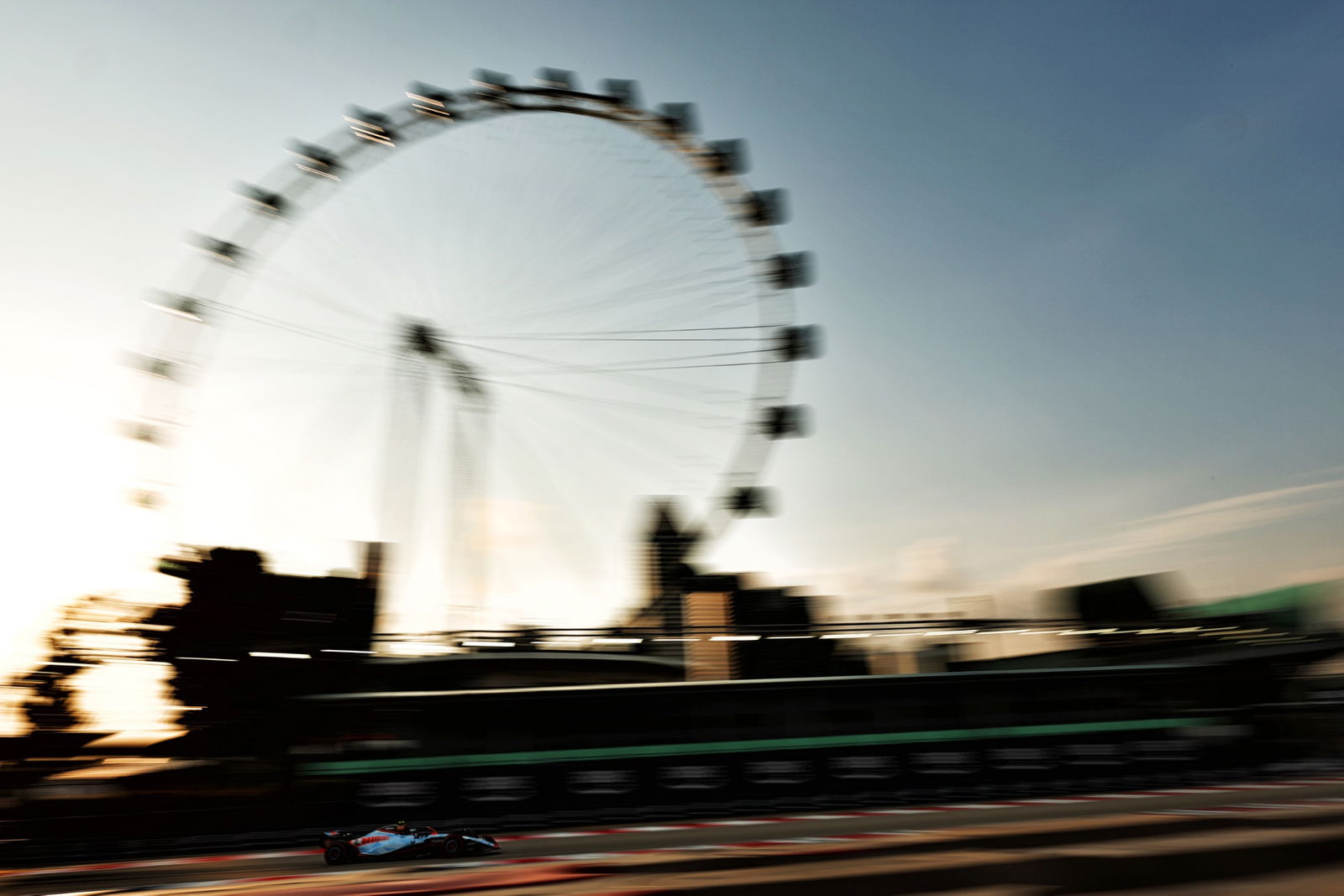 Logan Sargeant (USA) Williams Racing FW45. Formula 1 World Championship, Rd 16, Singapore Grand Prix, Marina Bay Street