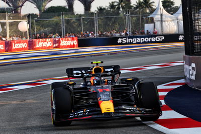 Sergio Perez (MEX ) Red Bull Racing RB19. Kejuaraan Dunia Formula 1, Rd 16, Grand Prix Singapura, Marina Bay Street