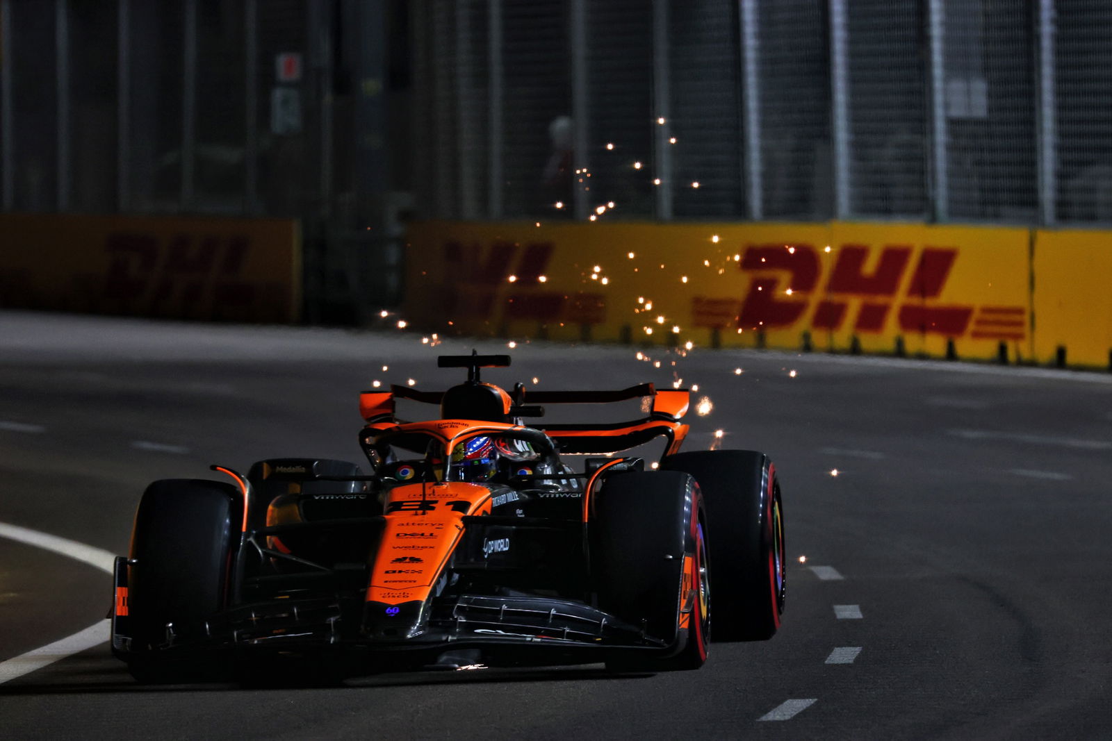 Oscar Piastri (AUS ) McLaren MCL60. Kejuaraan Dunia Formula 1, Rd 16, Grand Prix Singapura, Marina Bay Street Circuit,
