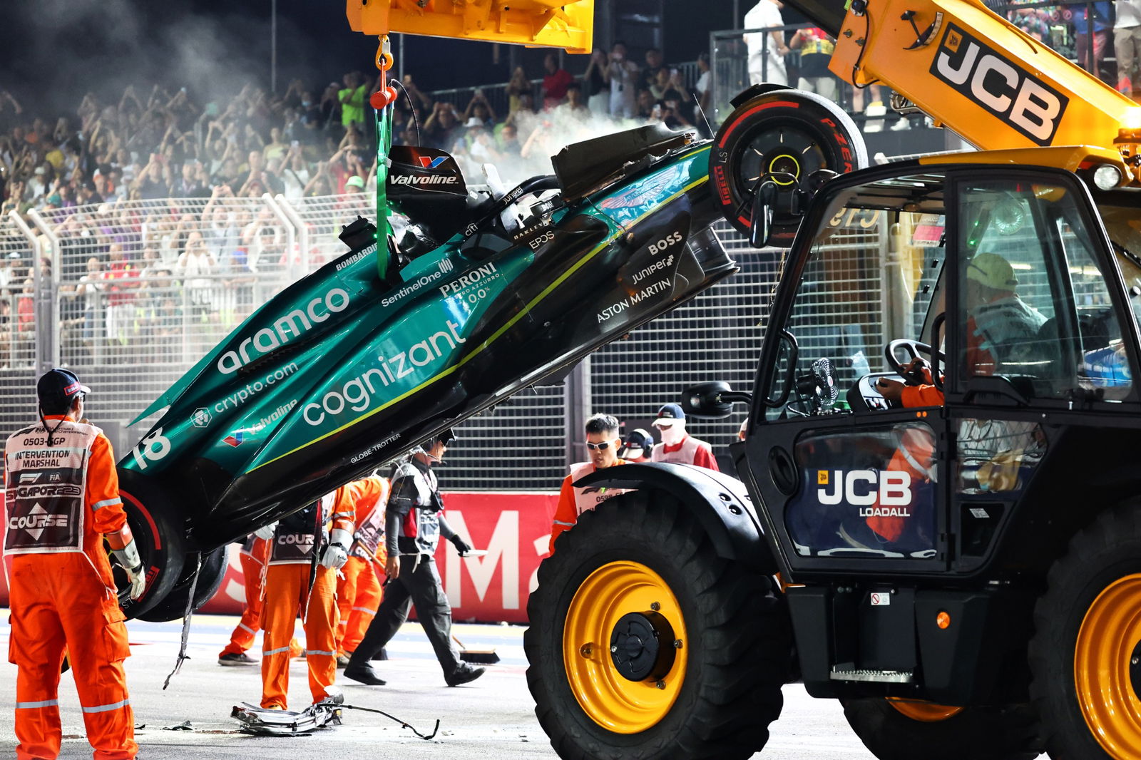 Lance Stroll (CDN ) Tim F1 Aston Martin AMR23 terjatuh di kualifikasi.Kejuaraan Dunia Formula 1, Rd 16, Singapore Grand