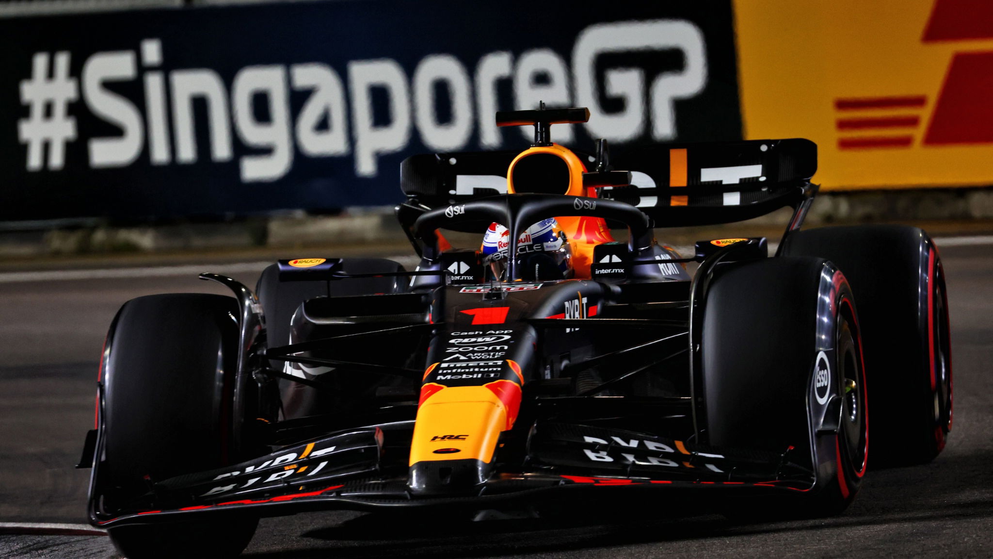 Max Verstappen (NLD) Red Bull Racing RB19. Formula 1 World Championship, Rd 16, Singapore Grand Prix, Marina Bay Street