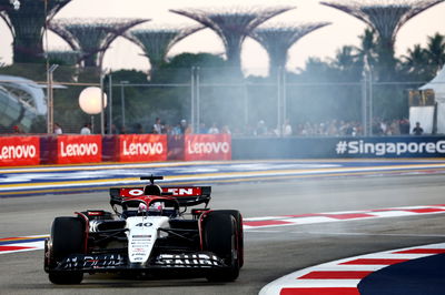 Liam Lawson (NZL) AlphaTauri AT04. Kejuaraan Dunia Formula 1, Rd 16, Grand Prix Singapura, Sirkuit Jalanan Marina Bay,