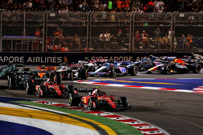 Carlos Sainz Jr ( ESP) Ferrari SF-23 memimpin di awal balapan.Kejuaraan Dunia Formula 1, Rd 16, Singapore Grand