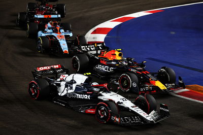 Yuki Tsunoda (JPN ) AlphaTauri AT04 dan Sergio Perez (MEX) Red Bull Racing RB19 di awal balapan.Dunia Formula 1