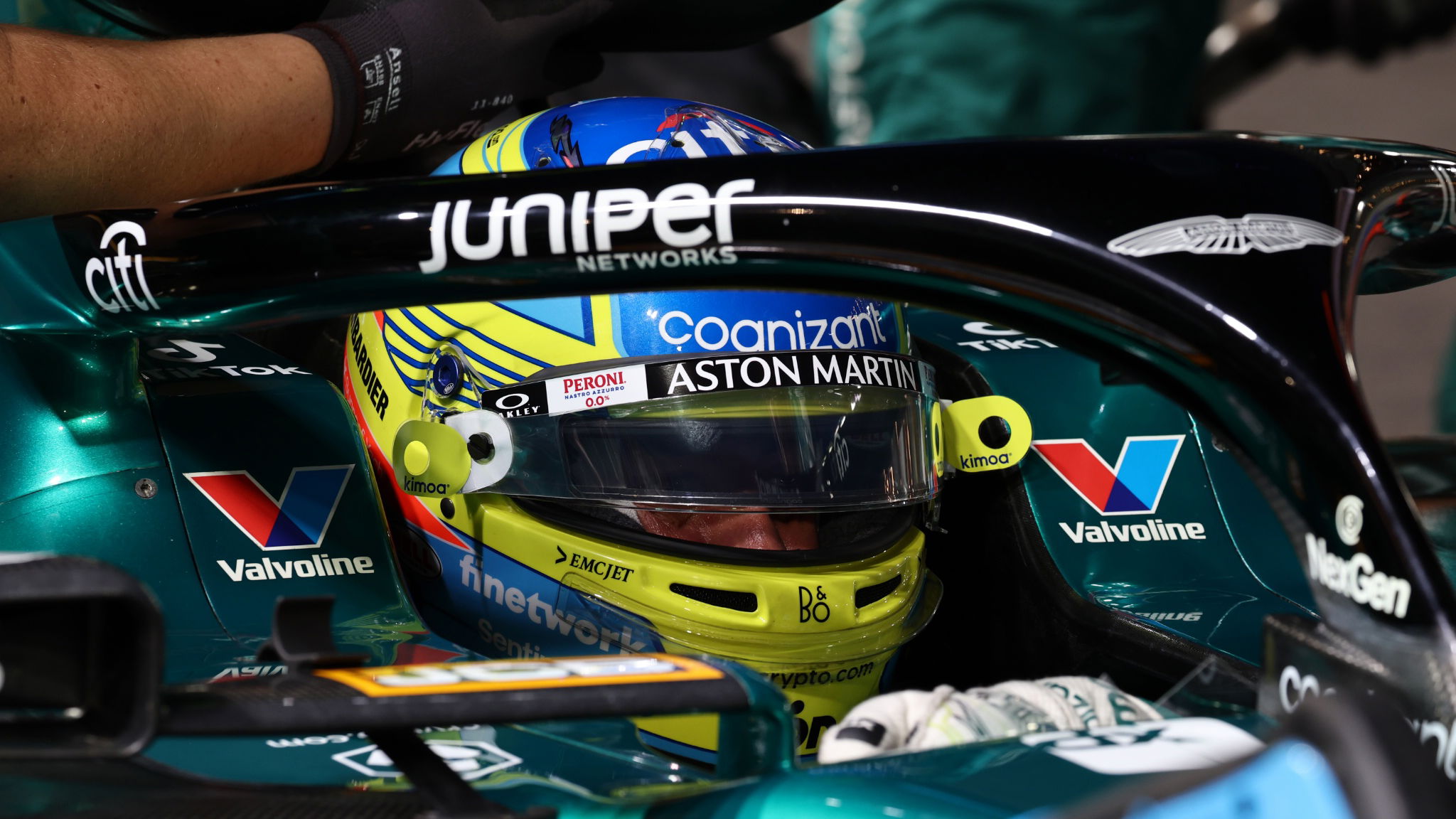 Fernando Alonso (ESP) Aston Martin F1 Team AMR23 on the grid. Formula 1 World Championship, Rd 16, Singapore Grand Prix,