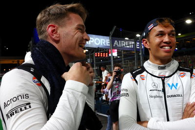 (Kiri ke R ): Logan Sargeant (USA) Williams Racing dengan Alexander Albon (THA) Williams Racing di grid.Dunia Formula 1