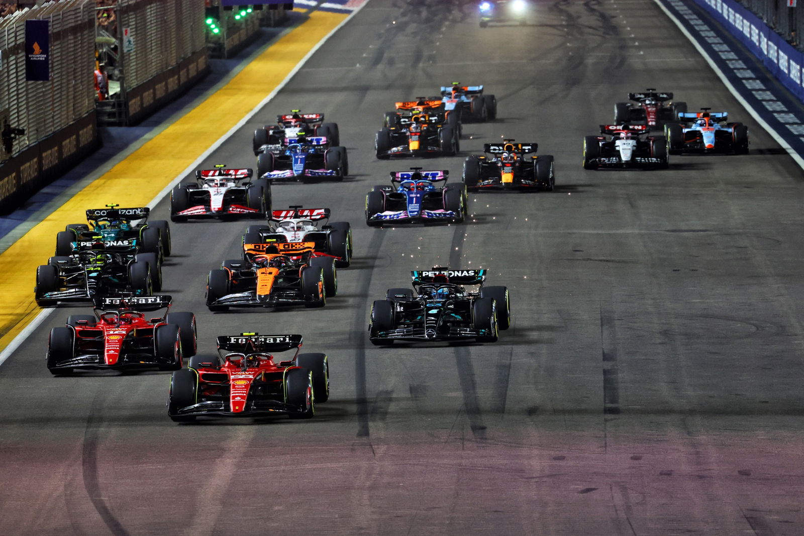 Carlos Sainz Jr (ESP) Ferrari SF-23 leads at the start of the race. Formula 1 World Championship, Rd 16, Singapore Grand