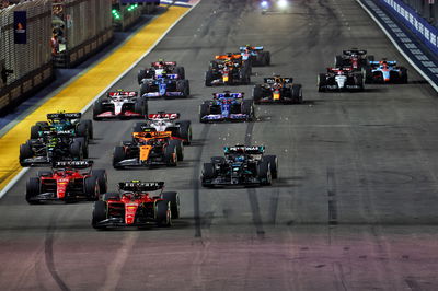 Carlos Sainz Jr ( ESP) Ferrari SF-23 memimpin di awal balapan.Kejuaraan Dunia Formula 1, Rd 16, Singapore Grand