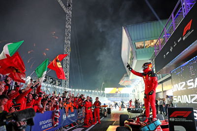 Pemenang lomba Carlos Sainz Jr (ESP) Ferrari SF-23 merayakan di parc ferme.Kejuaraan Dunia Formula 1, Rd 16, Singapura