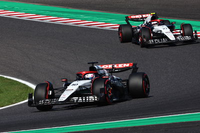 Liam Lawson (NZL ) AlphaTauri AT04.Kejuaraan Dunia Formula 1, Rd 17, Grand Prix Jepang, Suzuka, Jepang, Hari Balapan.-