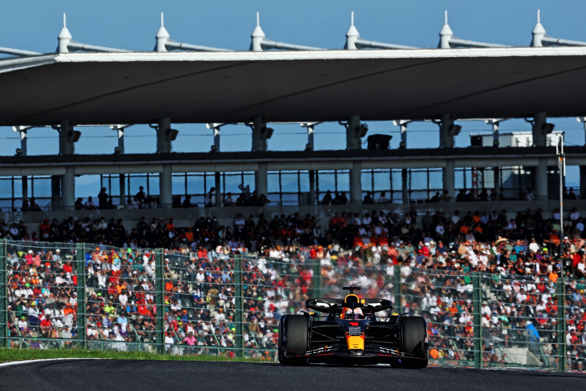 Max Verstappen (NLD) Red Bull Racing RB19. Formula 1 World Championship, Rd 17, Japanese Grand Prix, Suzuka, Japan, Race