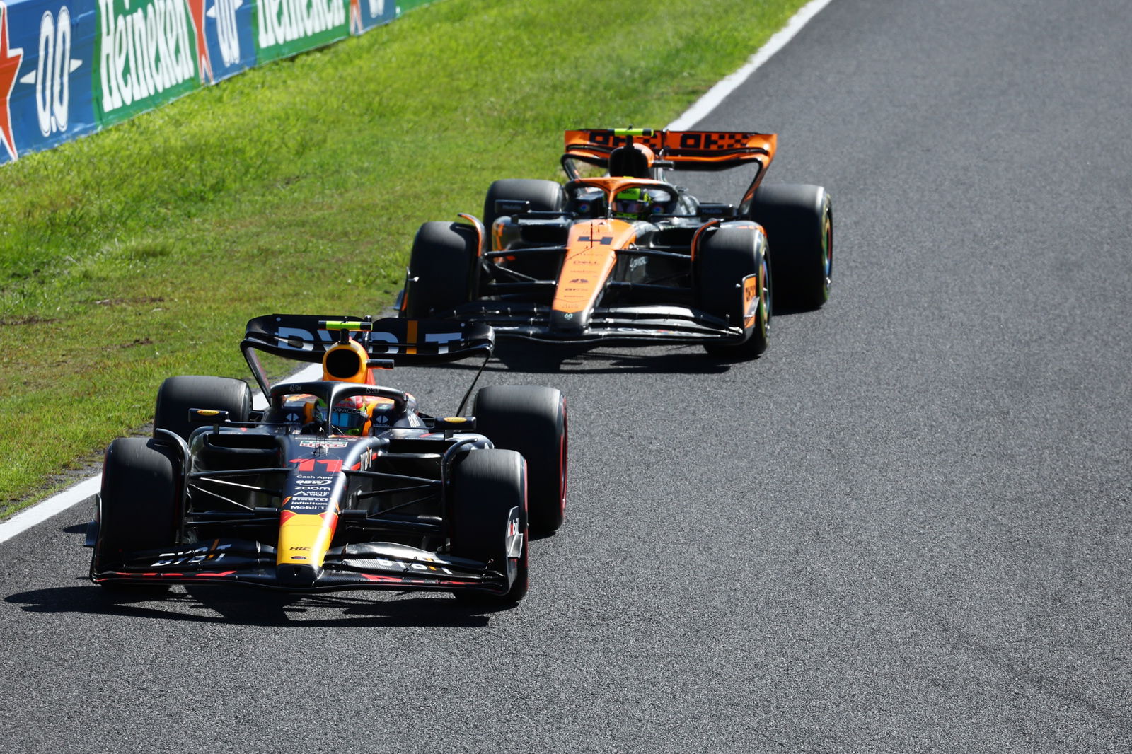 Sergio Perez (MEX ) Red Bull Racing RB19.Kejuaraan Dunia Formula 1, Rd 17, Grand Prix Jepang, Suzuka, Jepang, Balapan