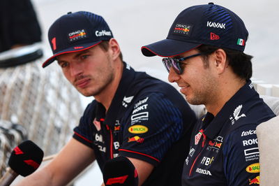 Sergio Perez (MEX ), Red Bull Racing Max Verstappen (NLD), Kejuaraan Dunia Formula 1 Red Bull Racing, Rd 18, Qatar Grand