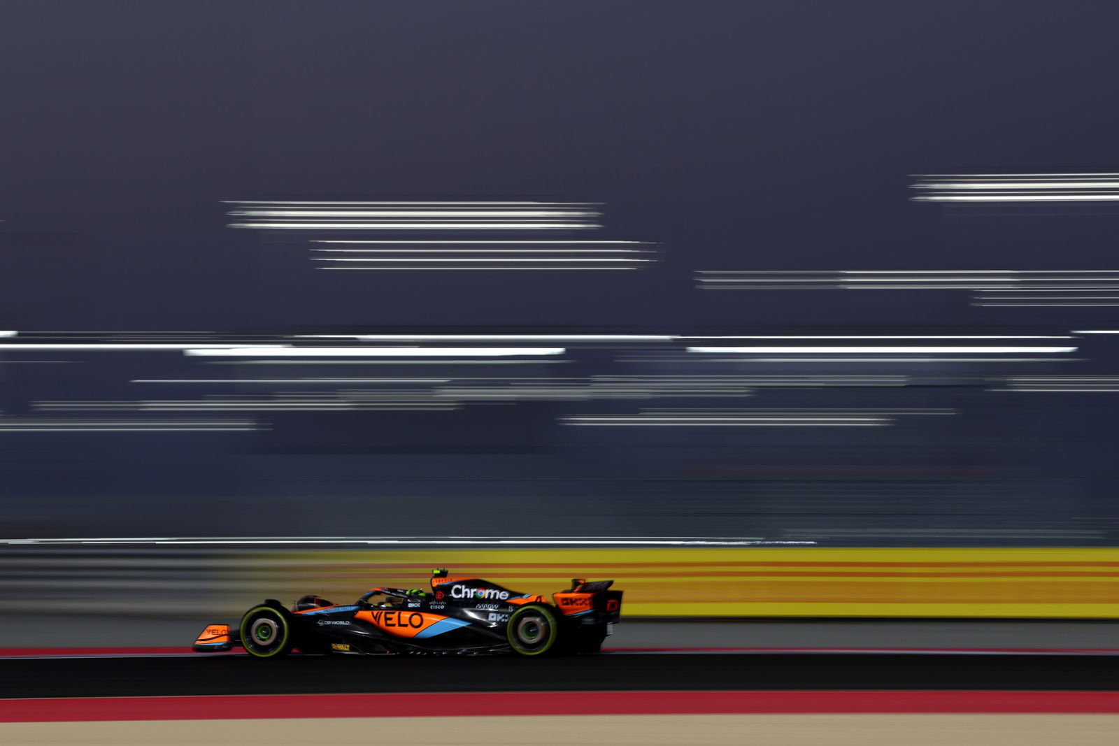 Lando Norris (GBR ) McLaren MCL60.Kejuaraan Dunia Formula 1, Rd 18, Grand Prix Qatar, Doha, Qatar, Hari Kualifikasi.-