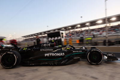 Lewis Hamilton (GBR ) Mercedes AMG F1 W14 meninggalkan pit.Kejuaraan Dunia Formula 1, Rd 18, Grand Prix Qatar, Doha,