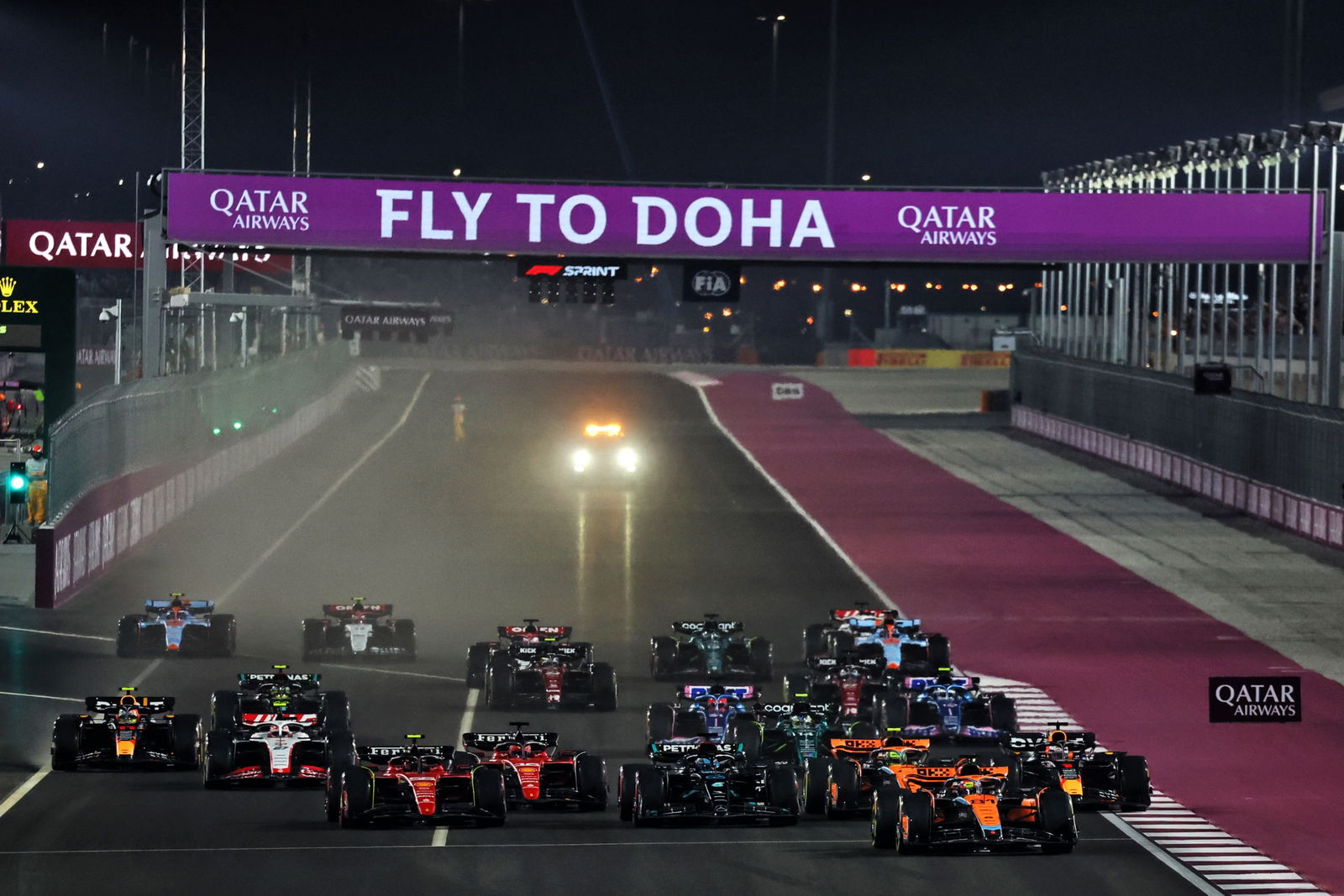 Oscar Piastri (AUS ) McLaren MCL60 memimpin di awal Sprint.Kejuaraan Dunia Formula 1, Rd 18, Grand Prix Qatar,