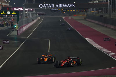 Charles Leclerc (MON ) Ferrari SF-23 memimpin Lando Norris (GBR) McLaren MCL60. Kejuaraan Dunia Formula 1, Rd 18, Qatar