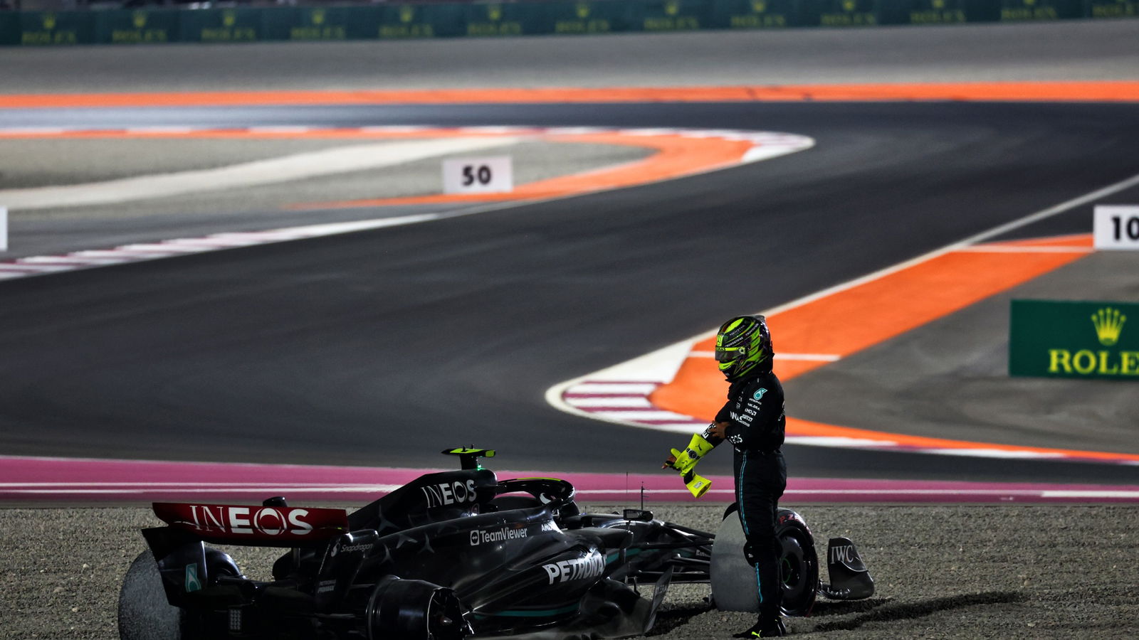 Lewis Hamilton (GBR) Mercedes AMG F1 W14 crashes out at the start of the race. Formula 1 World Championship, Rd 18, Qatar