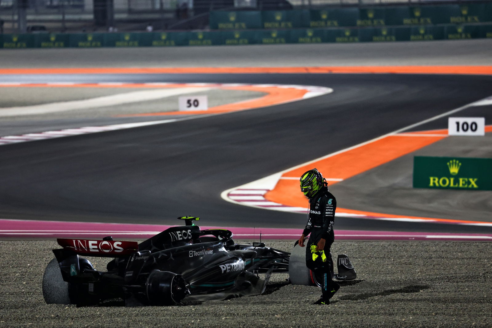 Lewis Hamilton (GBR) Mercedes AMG F1 W14 crashes out at the start of the race. Formula 1 World Championship, Rd 18, Qatar