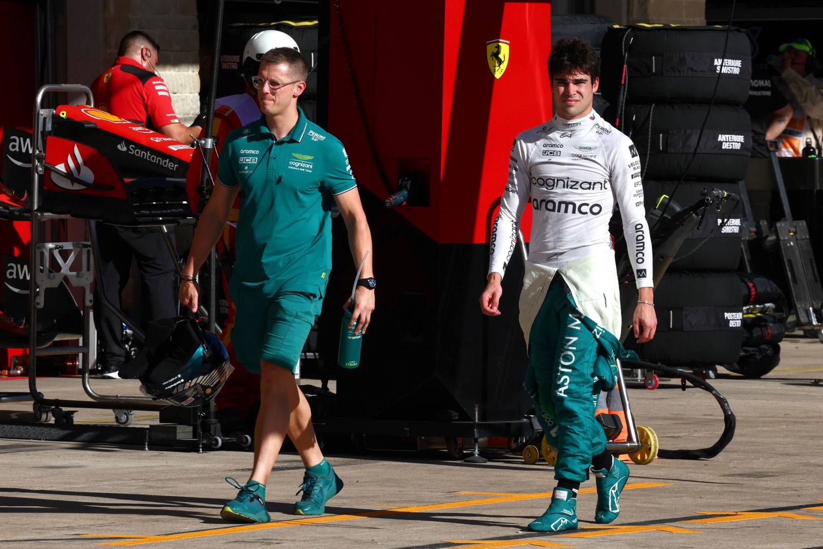 Lance Stroll (CDN) Tim F1 Aston Martin (Kanan) bersama Henry Howe (GBR) Pelatih Pribadi Tim F1 Aston Martin. Formula 1