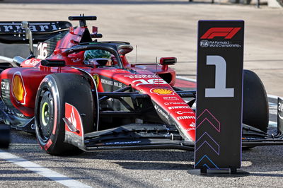 Pengasuh tiang Charles Leclerc (MON) Ferrari SF-23 di kualifikasi parc ferme.Kejuaraan Dunia Formula 1, Rd 19, United