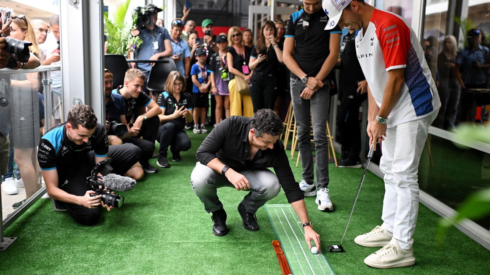 Pierre Gasly (FRA) Alpine F1 Team plays golf with Rory McIlroy (GBR) Professional Golfer and Otro Capital Alpine F1 Team