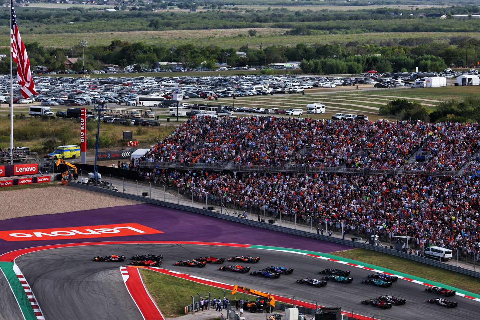 Max Verstappen (NLD ) Red Bull Racing RB19 memimpin di awal Sprint.Kejuaraan Dunia Formula 1, Rd 19, Amerika Serikat