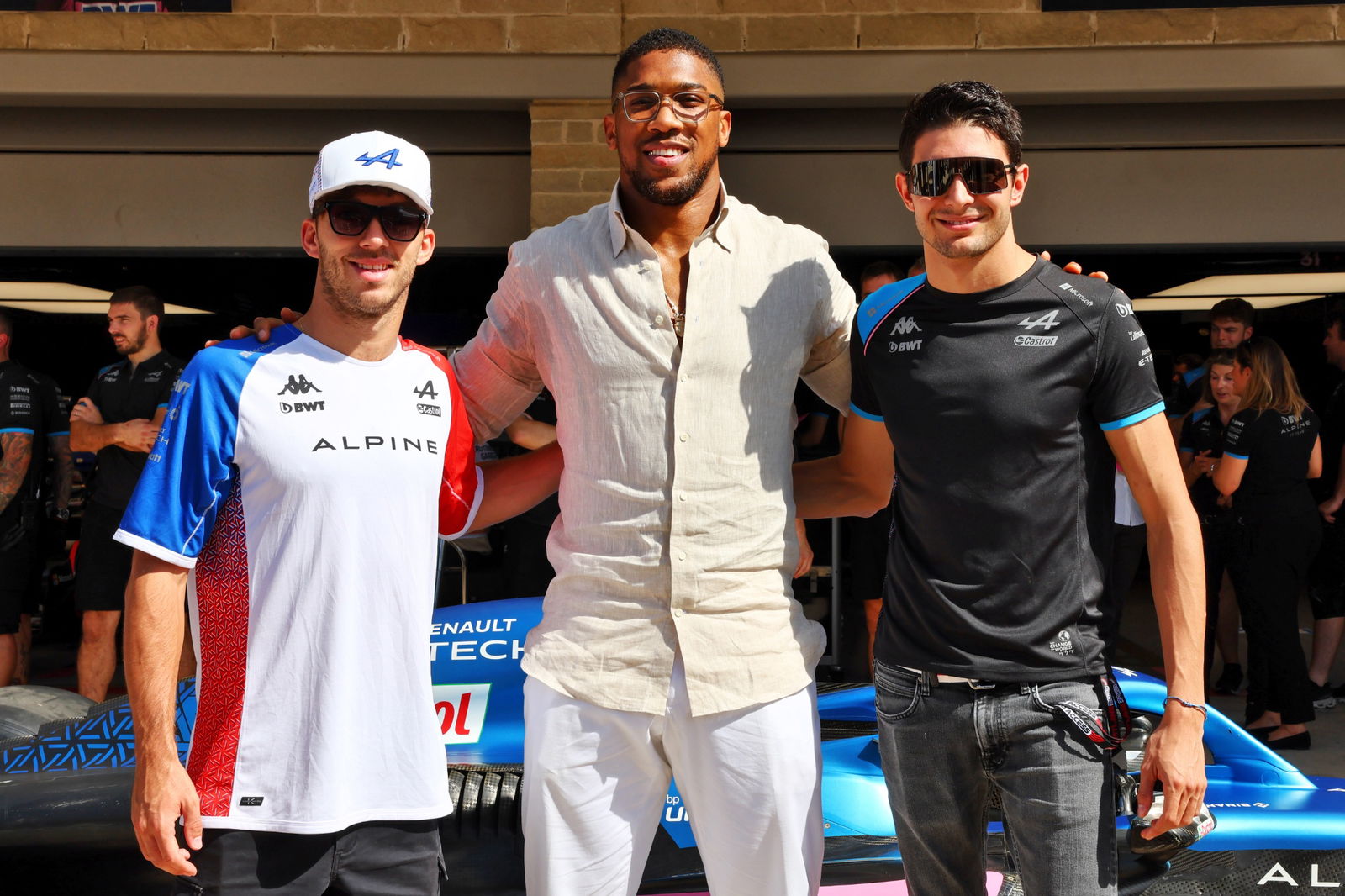 (L to R): Pierre Gasly (FRA) Alpine F1 Team with Anthony Joshua (GBR) Boxer and Otro Capital Alpine F1 Team Investor and