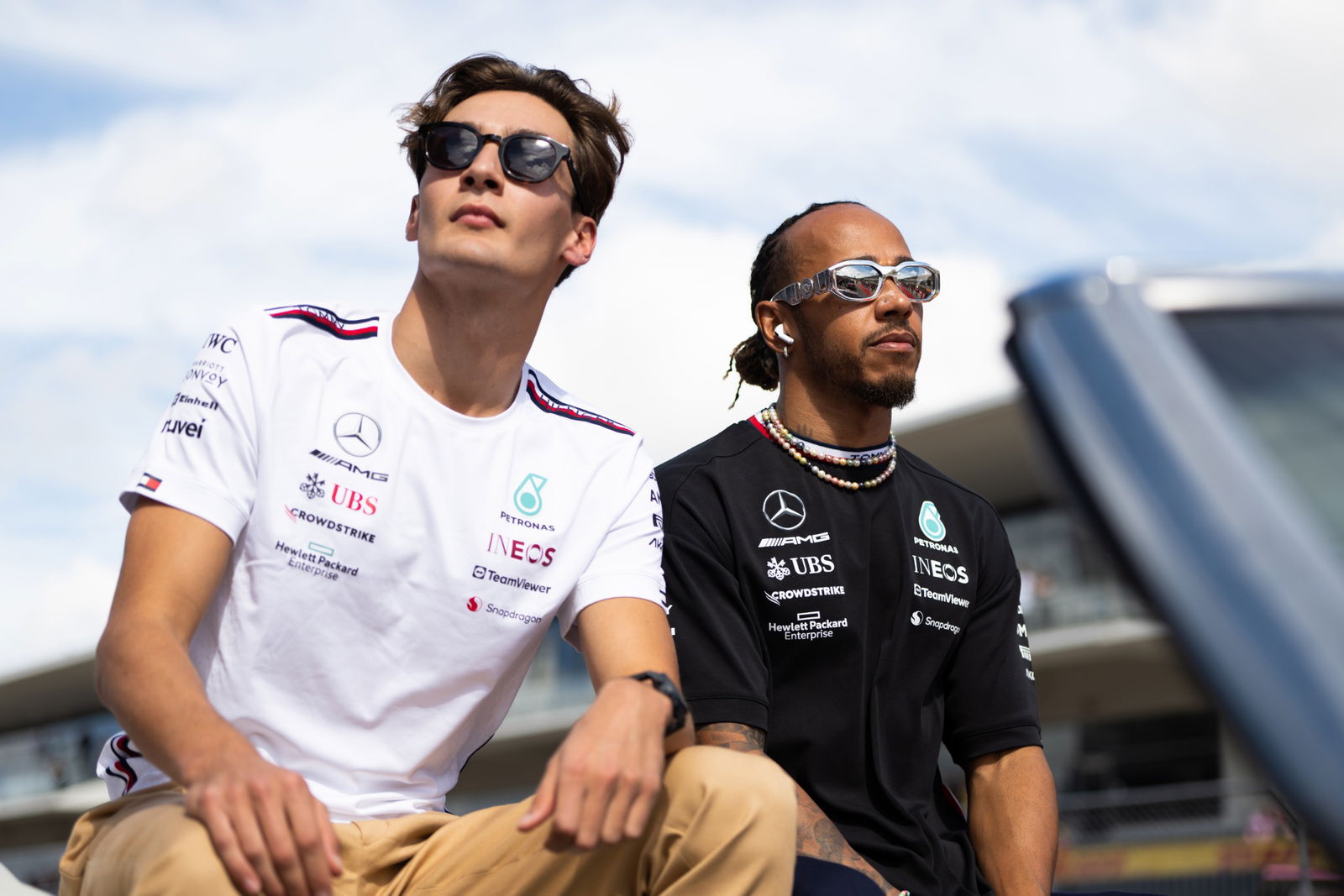 (Kiri ke Kanan): George Russell (GBR) Mercedes AMG F1 dan Lewis Hamilton (GBR) Mercedes AMG F1 di parade pembalap Formula 1