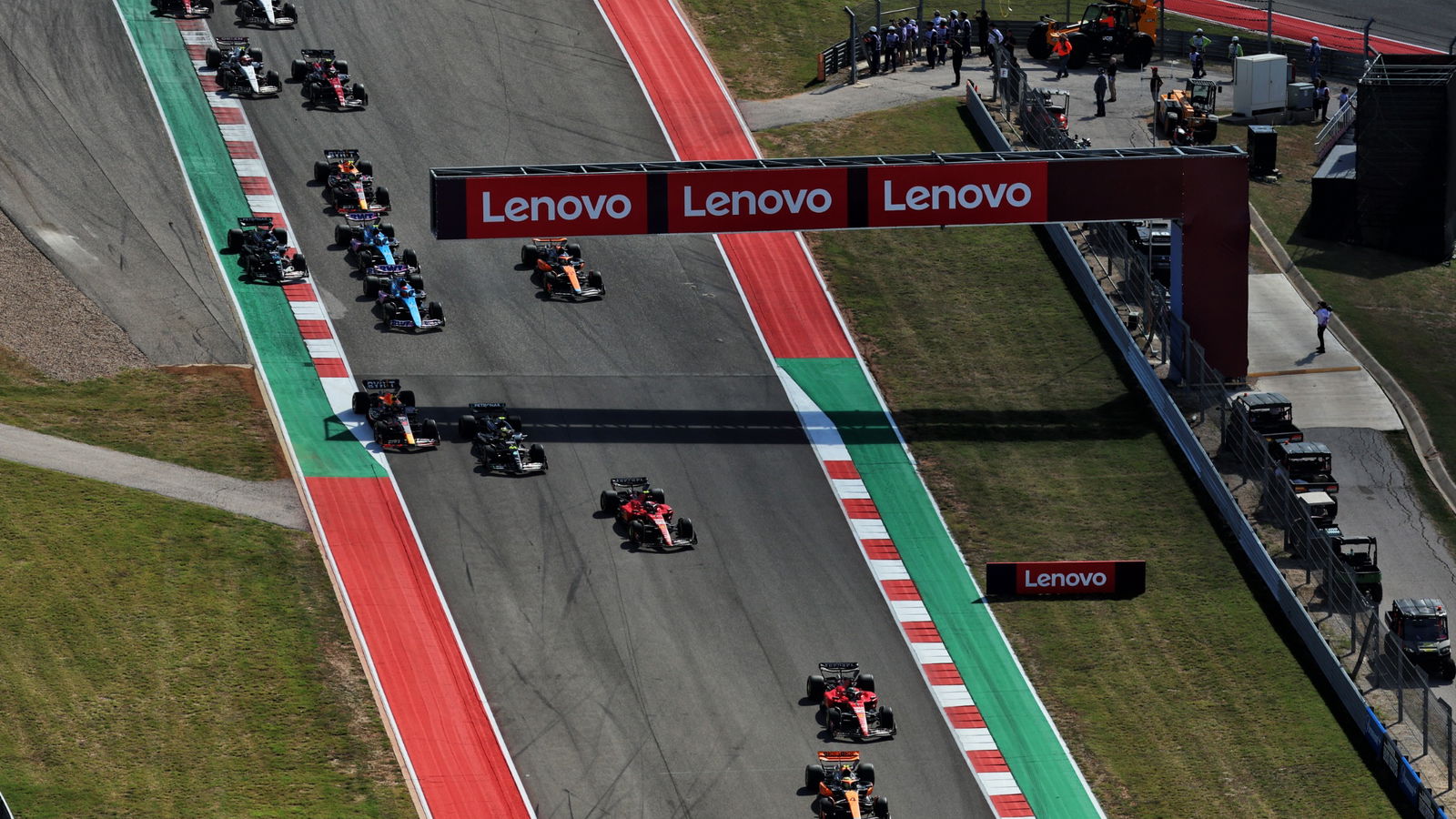 Lando Norris (GBR) McLaren MCL60 leads at the start of the race. Formula 1 World Championship, Rd 19, United States Grand