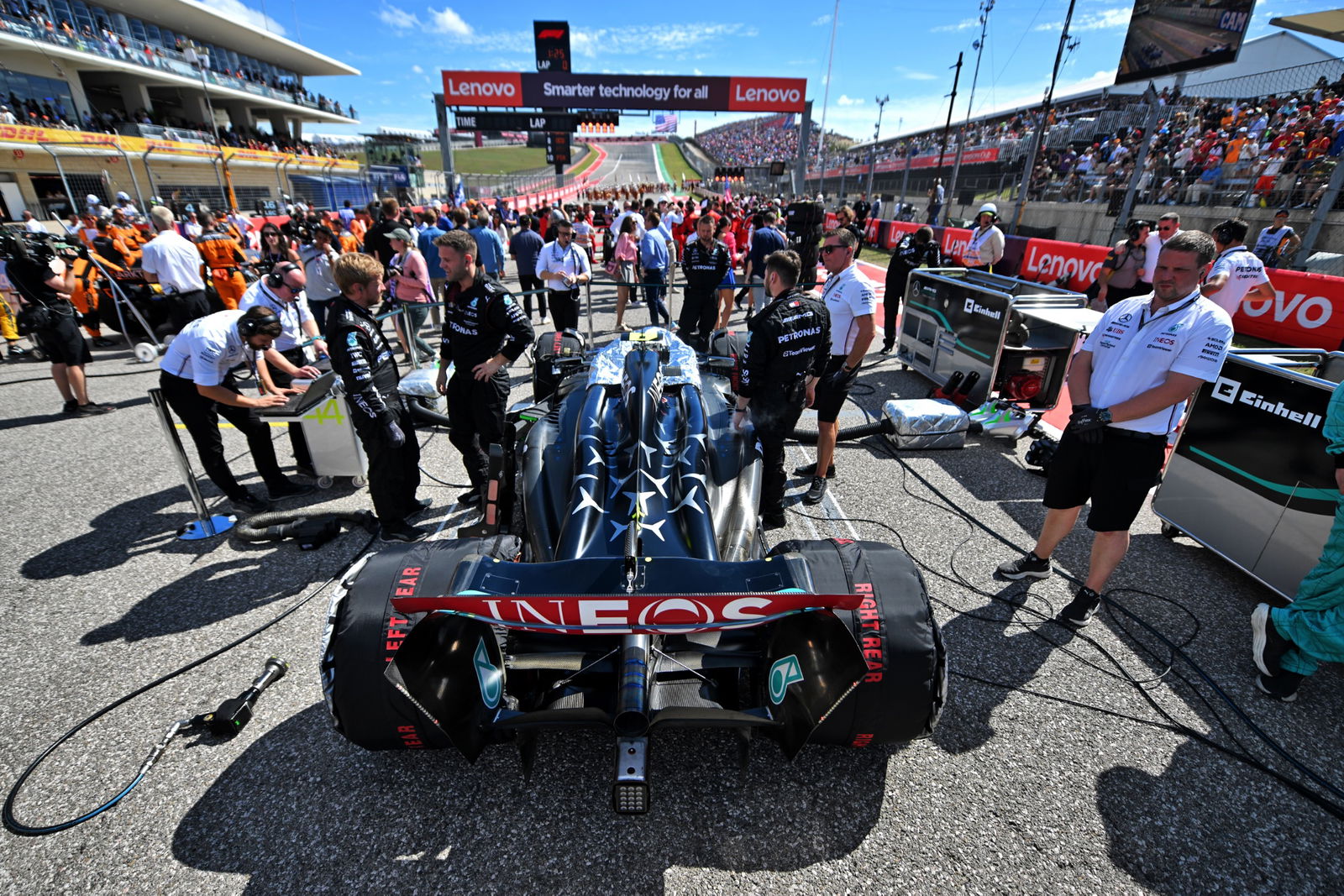 Lewis Hamilton (GBR ) Mercedes AMG F1 W14 di grid.Kejuaraan Dunia Formula 1, Rd 19, Grand Prix Amerika Serikat,