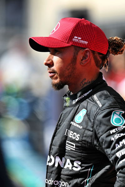 Lewis Hamilton (GBR) Mercedes AMG F1 di parc ferme. Kejuaraan Dunia Formula 1, Rd 19, Grand Prix Amerika Serikat, Austin,