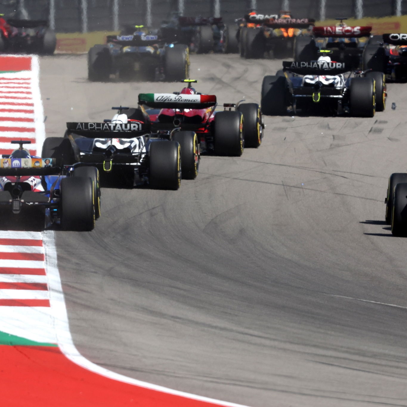 Alexander Albon (THA) Williams Racing FW45 at the start of the race. Formula 1 World Championship, Rd 19, United States