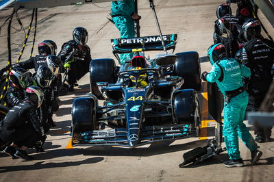 Lewis Hamilton (GBR) Mercedes AMG F1 W14 makes a pit stop. Formula 1 World Championship, Rd 19, United States Grand Prix,